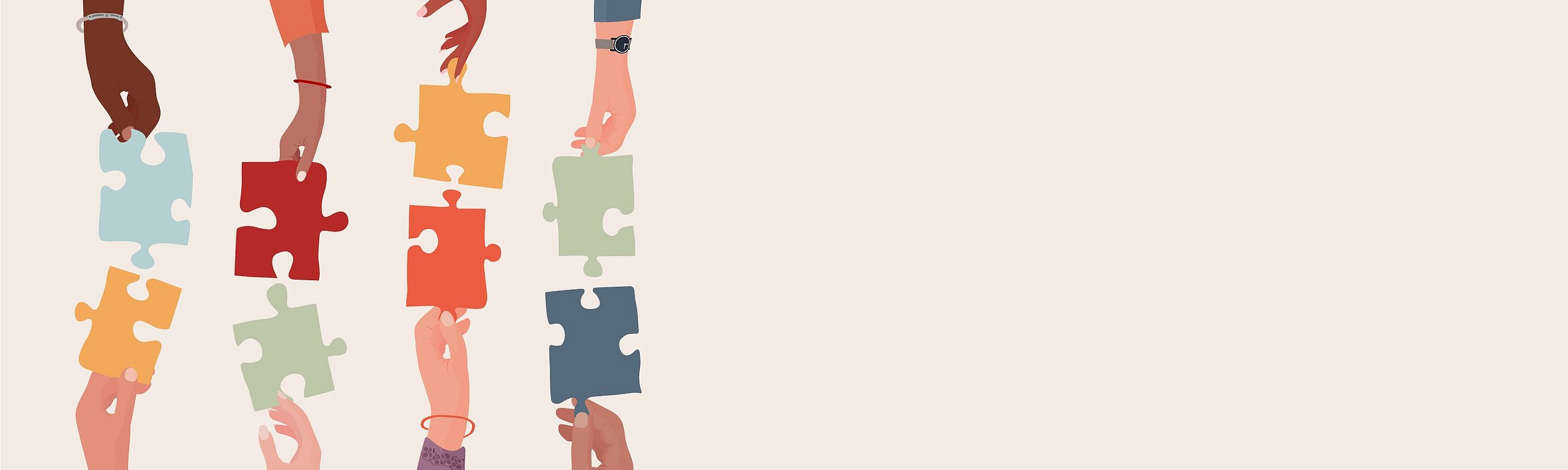 Hände stzen ein paar Puzzle-Teile zusammen